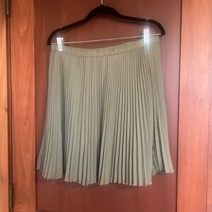 Beautiful pleated banana Republic miniskirt in Olive Green size 6